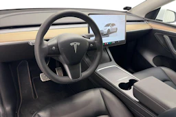valkoinen Tesla Model Y 2022 kuva 8.