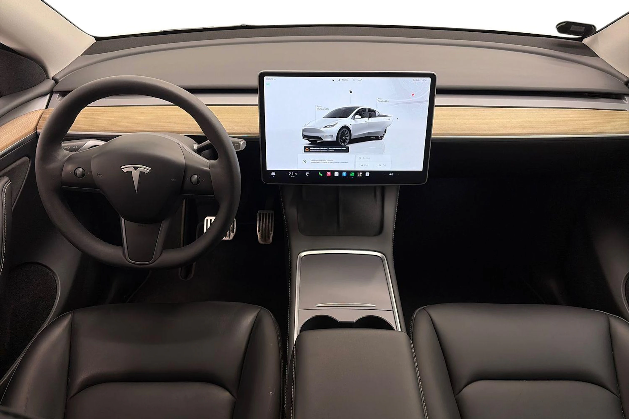 valkoinen Tesla Model Y 2022 kuva 9.