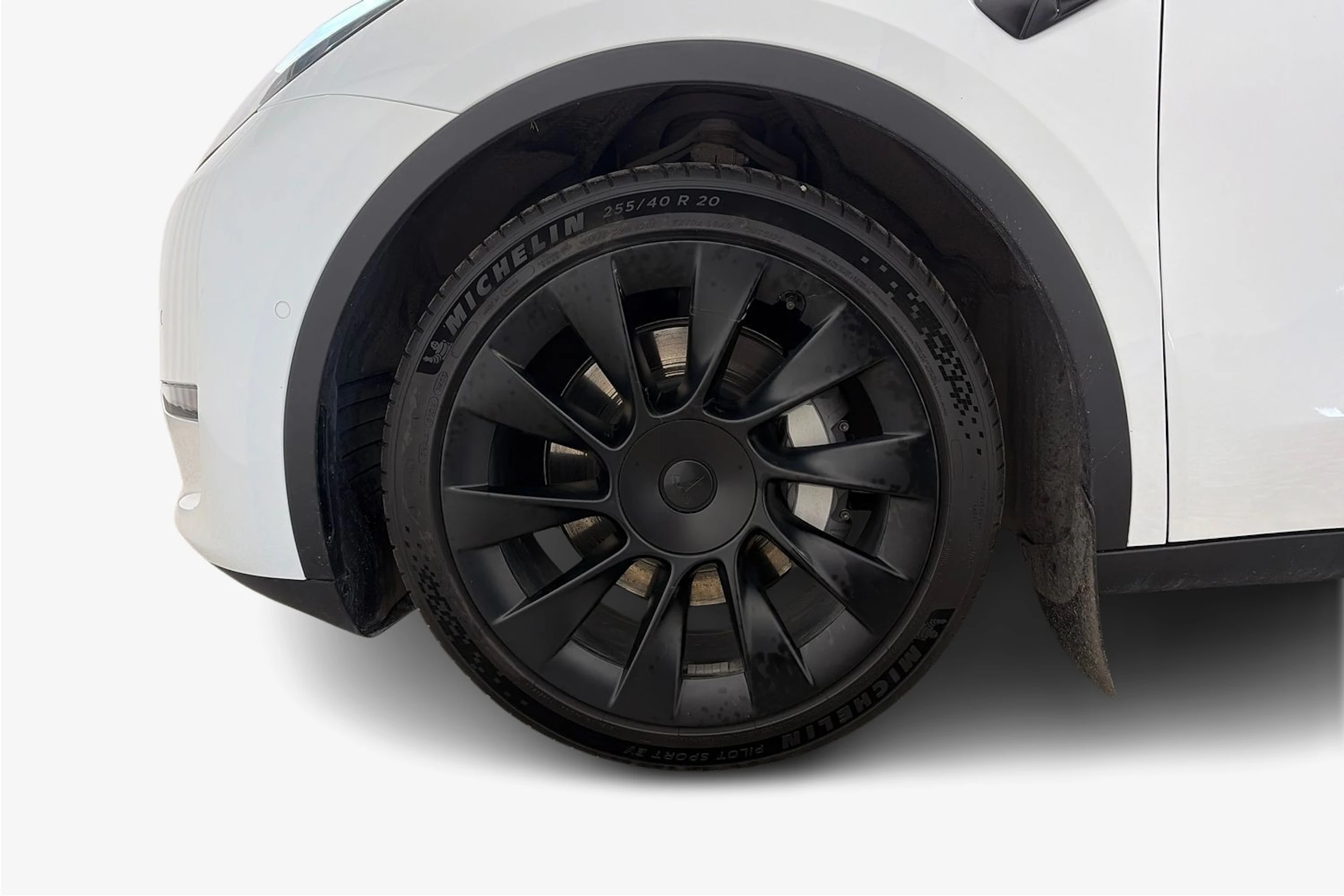 valkoinen Tesla Model Y 2022 kuva 12.