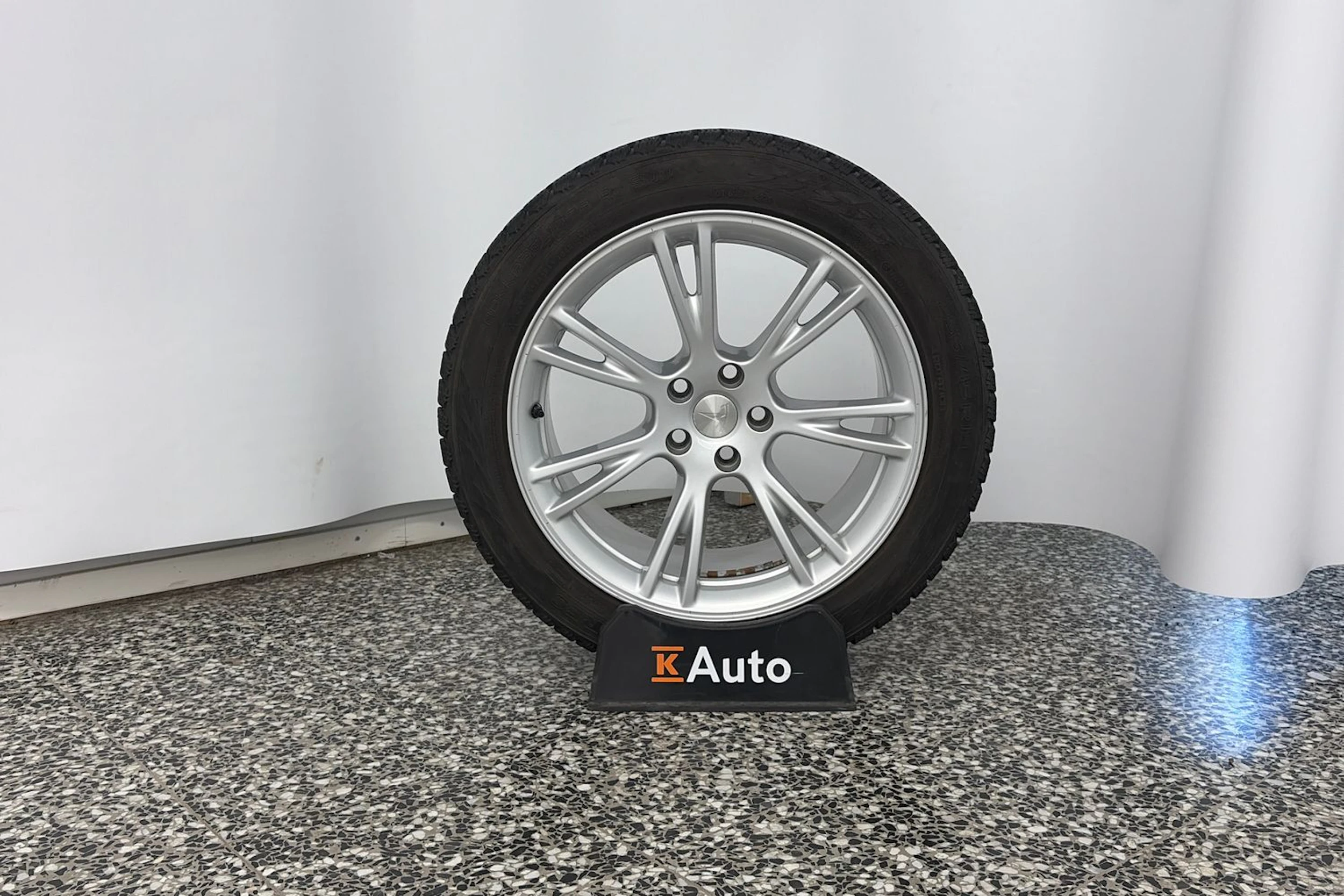 valkoinen Tesla Model Y 2022 kuva 13.