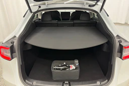 valkoinen Tesla Model Y 2022 kuva 15.