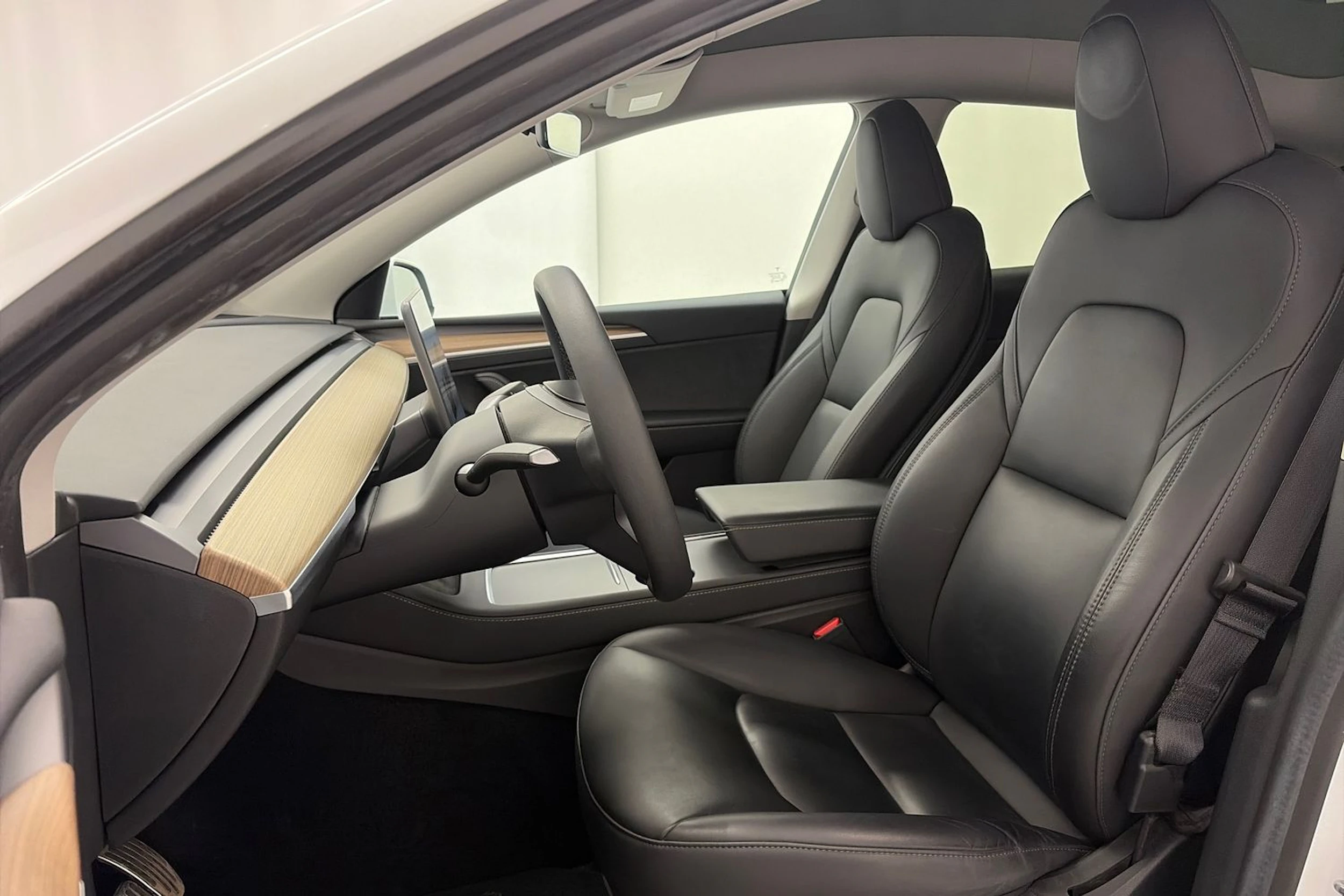 valkoinen Tesla Model Y 2022 kuva 16.