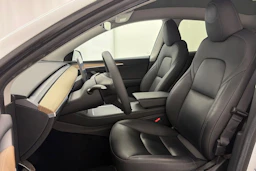valkoinen Tesla Model Y 2022 kuva 16.