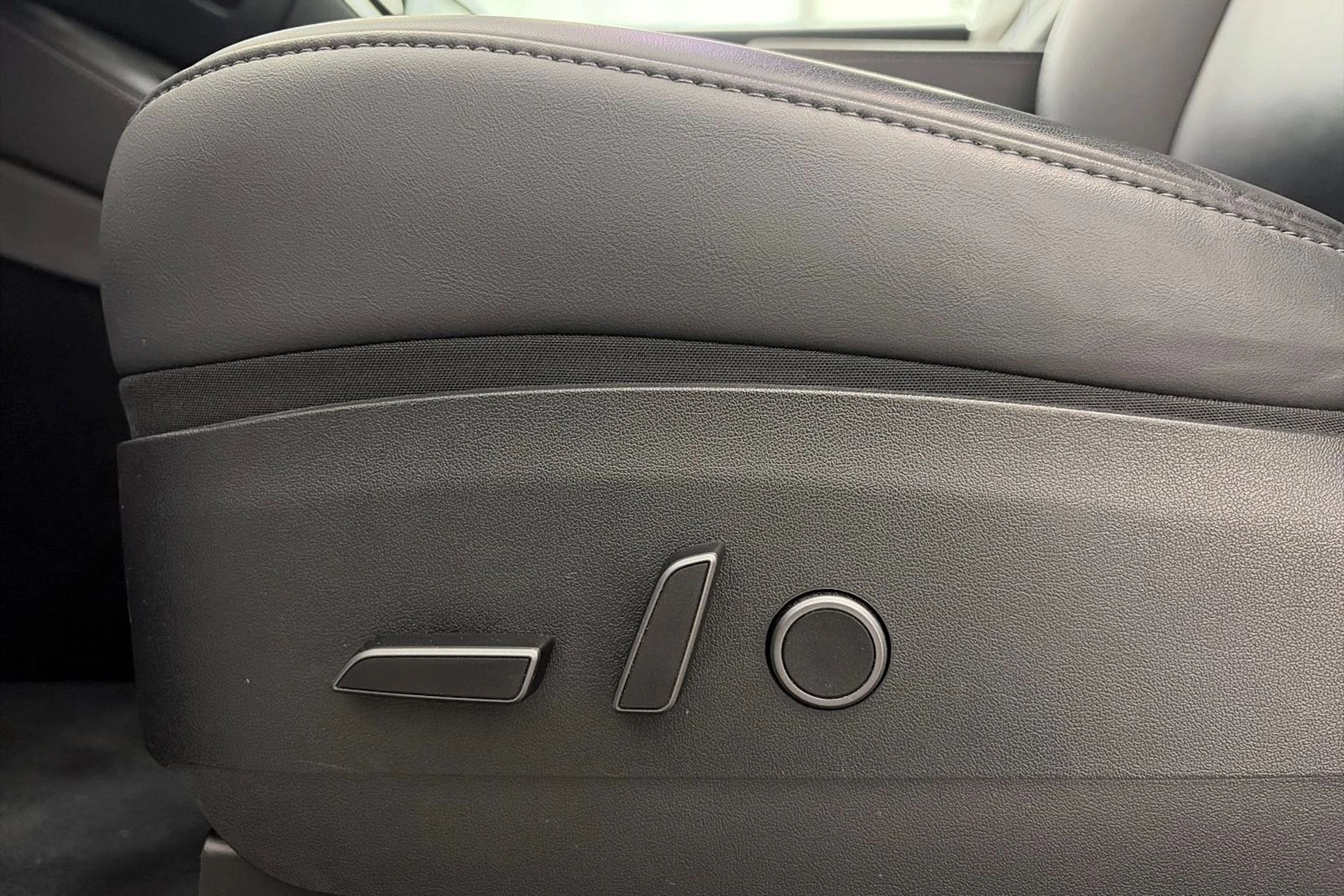 valkoinen Tesla Model Y 2022 kuva 17.