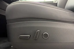 valkoinen Tesla Model Y 2022 kuva 17.
