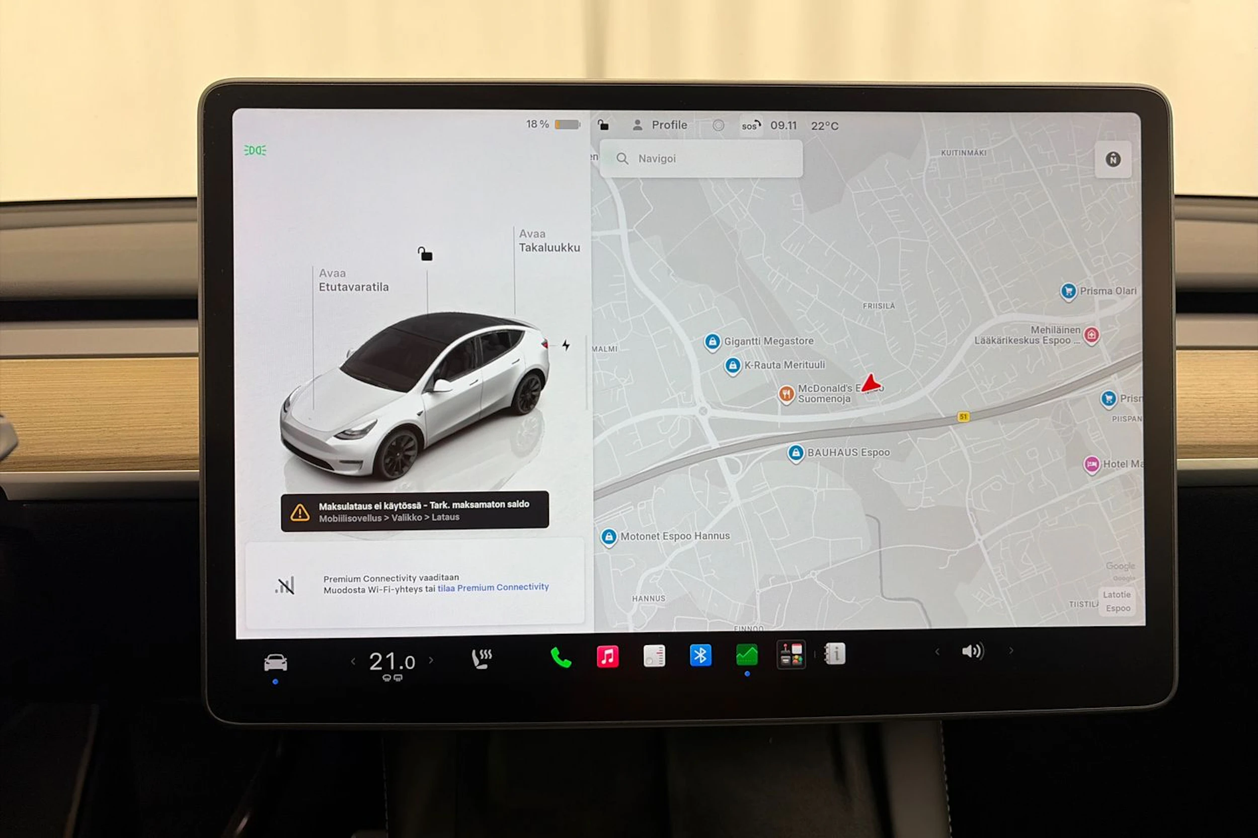 valkoinen Tesla Model Y 2022 kuva 19.