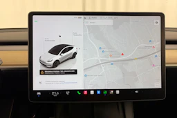 valkoinen Tesla Model Y 2022 kuva 19.