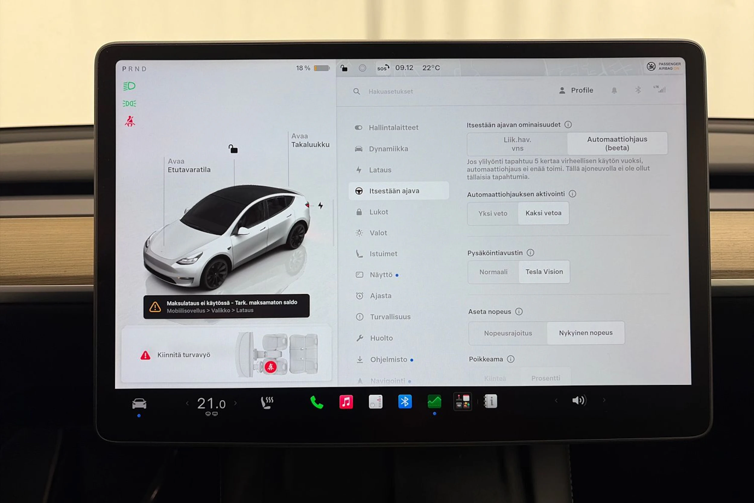valkoinen Tesla Model Y 2022 kuva 21.