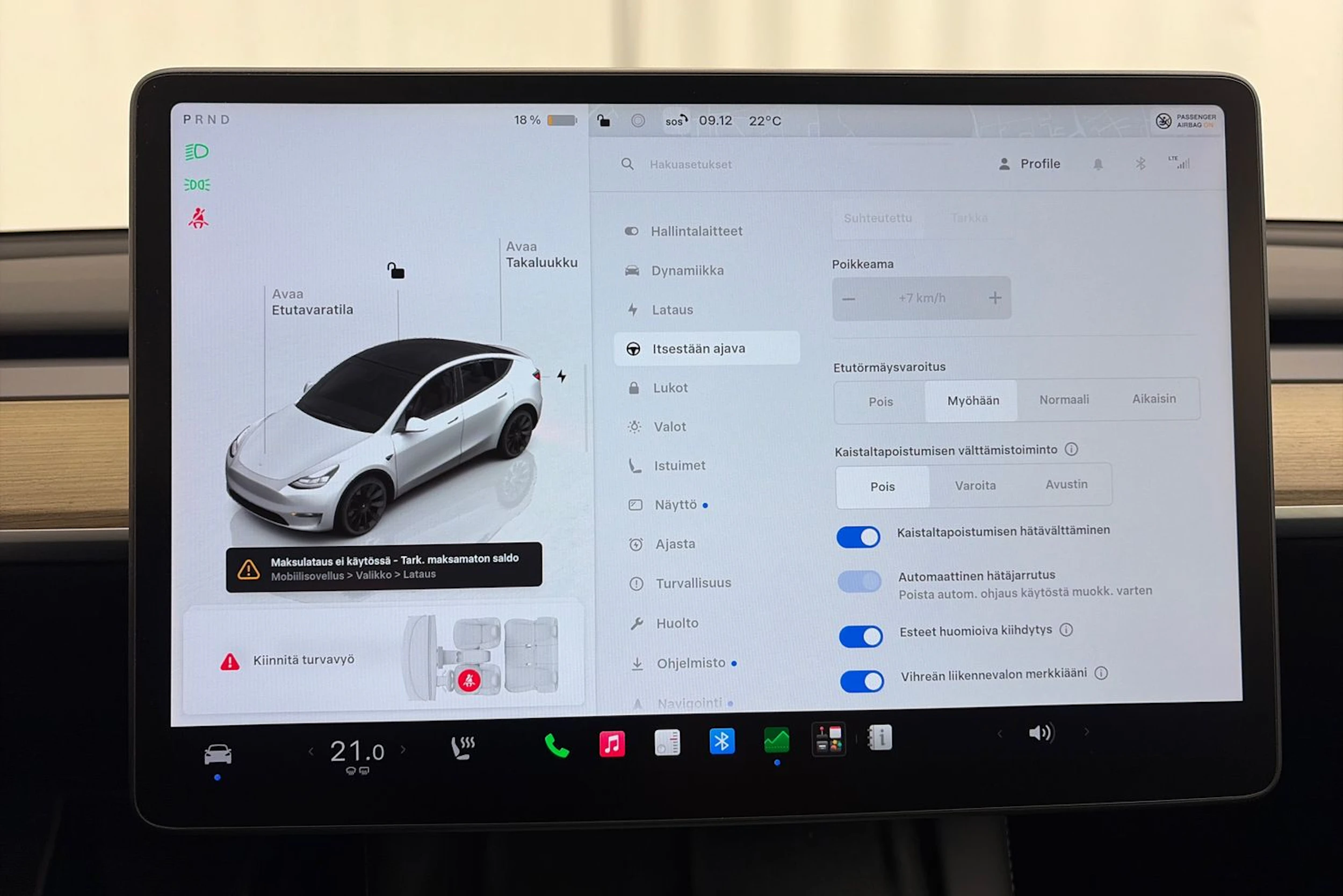 valkoinen Tesla Model Y 2022 kuva 22.