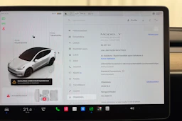 valkoinen Tesla Model Y 2022 kuva 23.