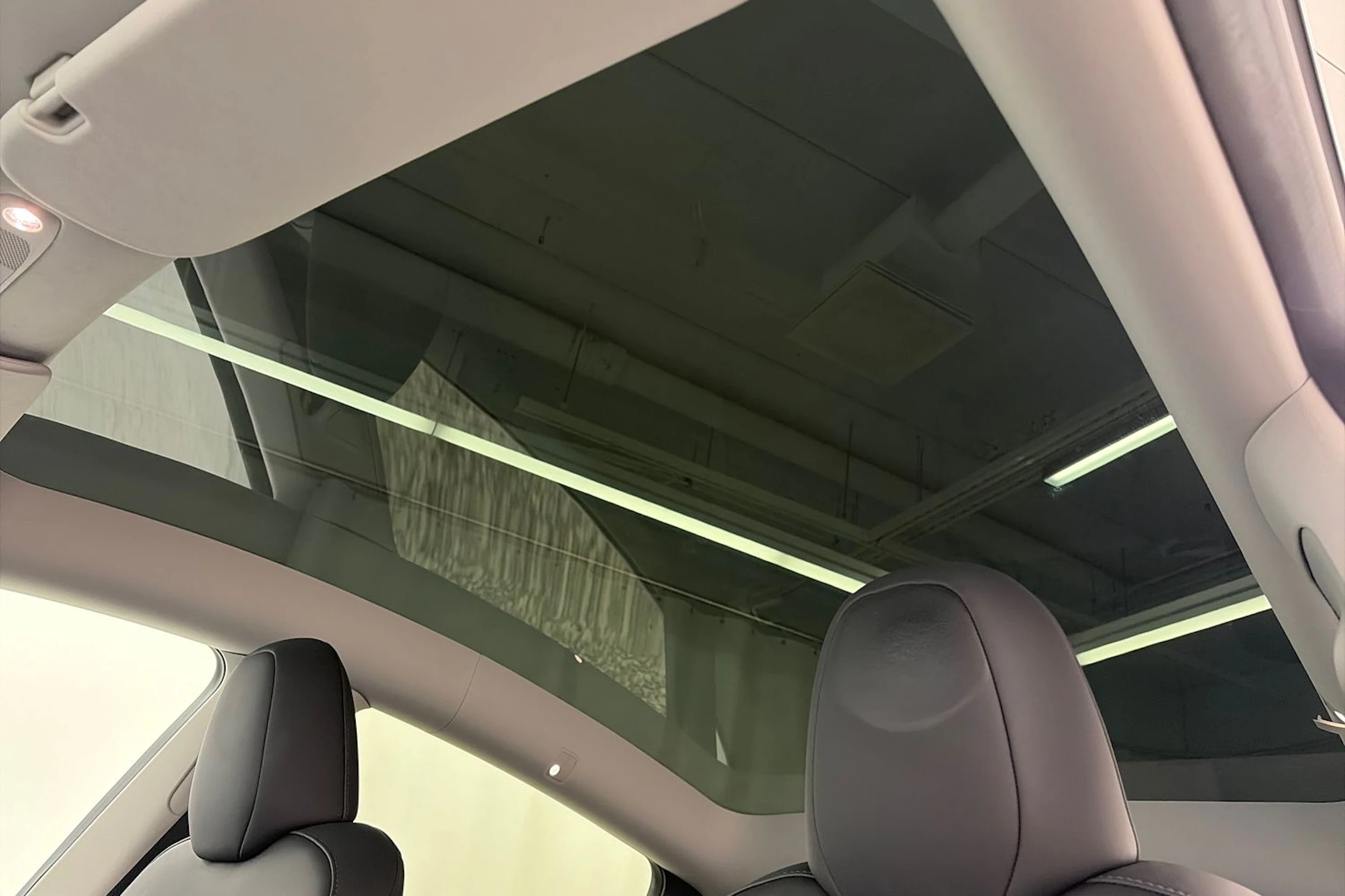 valkoinen Tesla Model Y 2022 kuva 26.