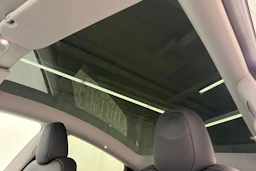 valkoinen Tesla Model Y 2022 kuva 26.