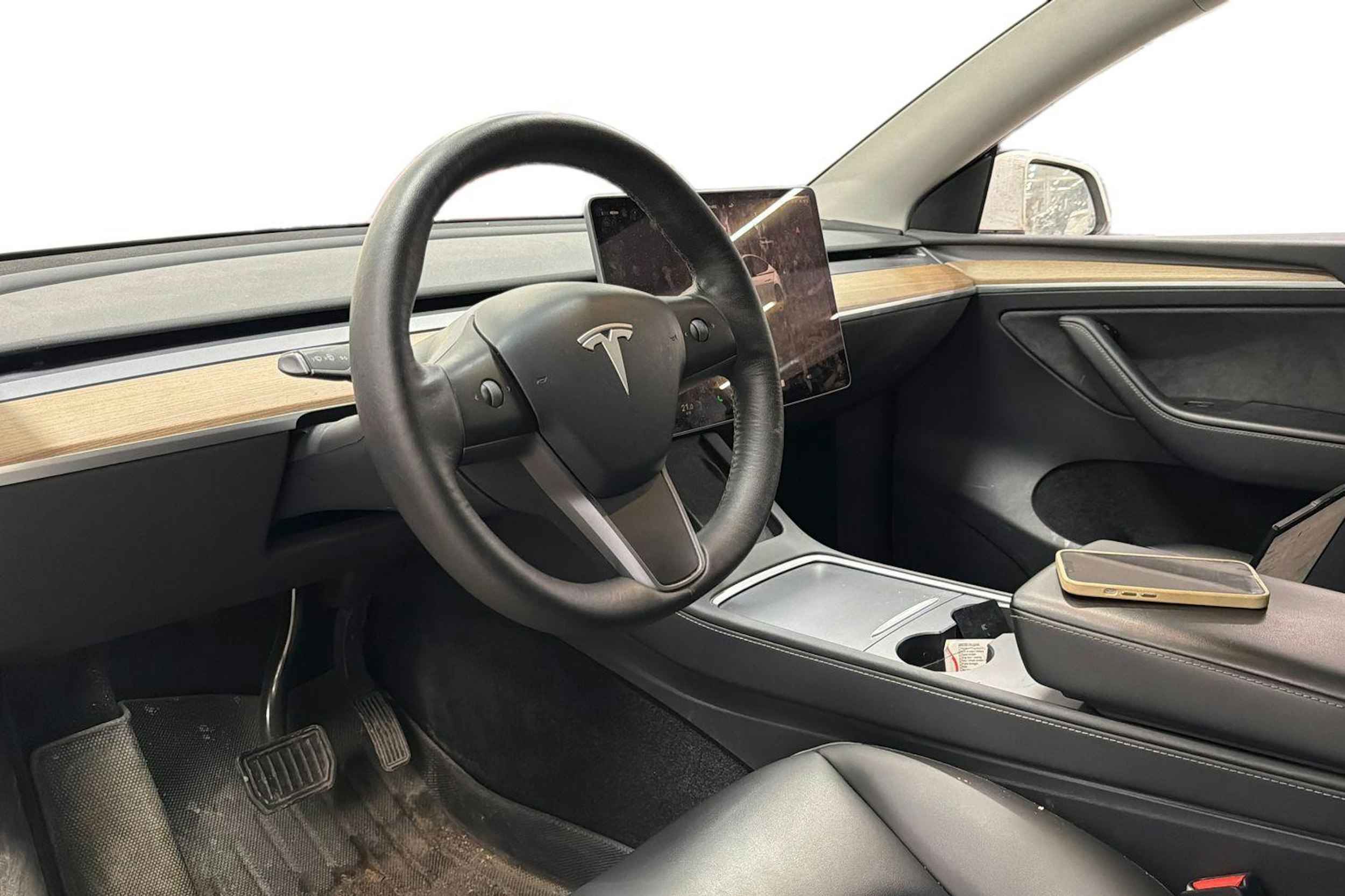 valkoinen Tesla Model Y 2022 kuva 3.