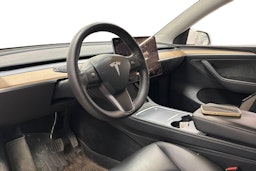 valkoinen Tesla Model Y 2022 kuva 3.