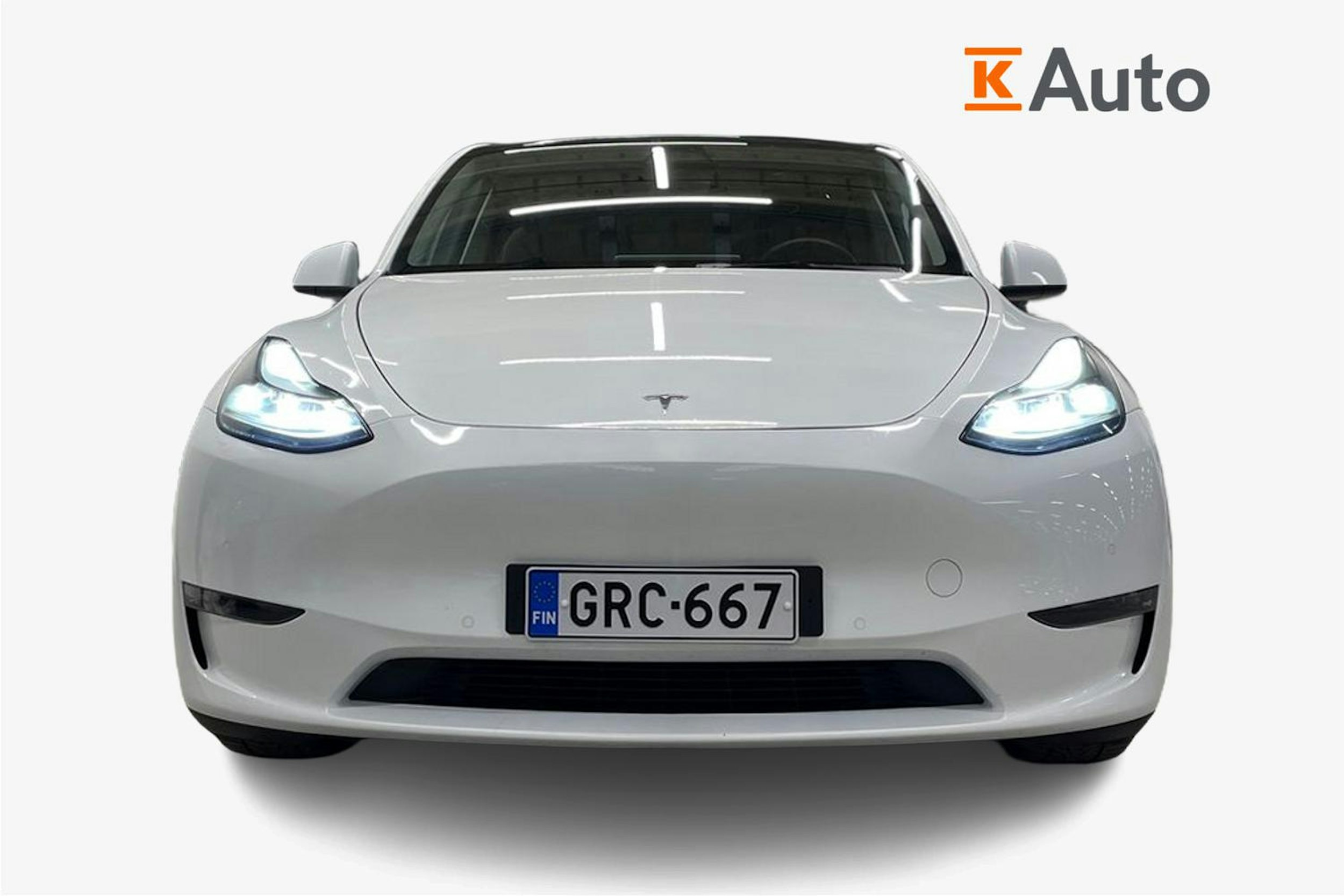 valkoinen Tesla Model Y 2022 kuva 5.