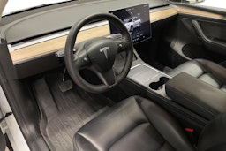valkoinen Tesla Model Y 2022 kuva 7.