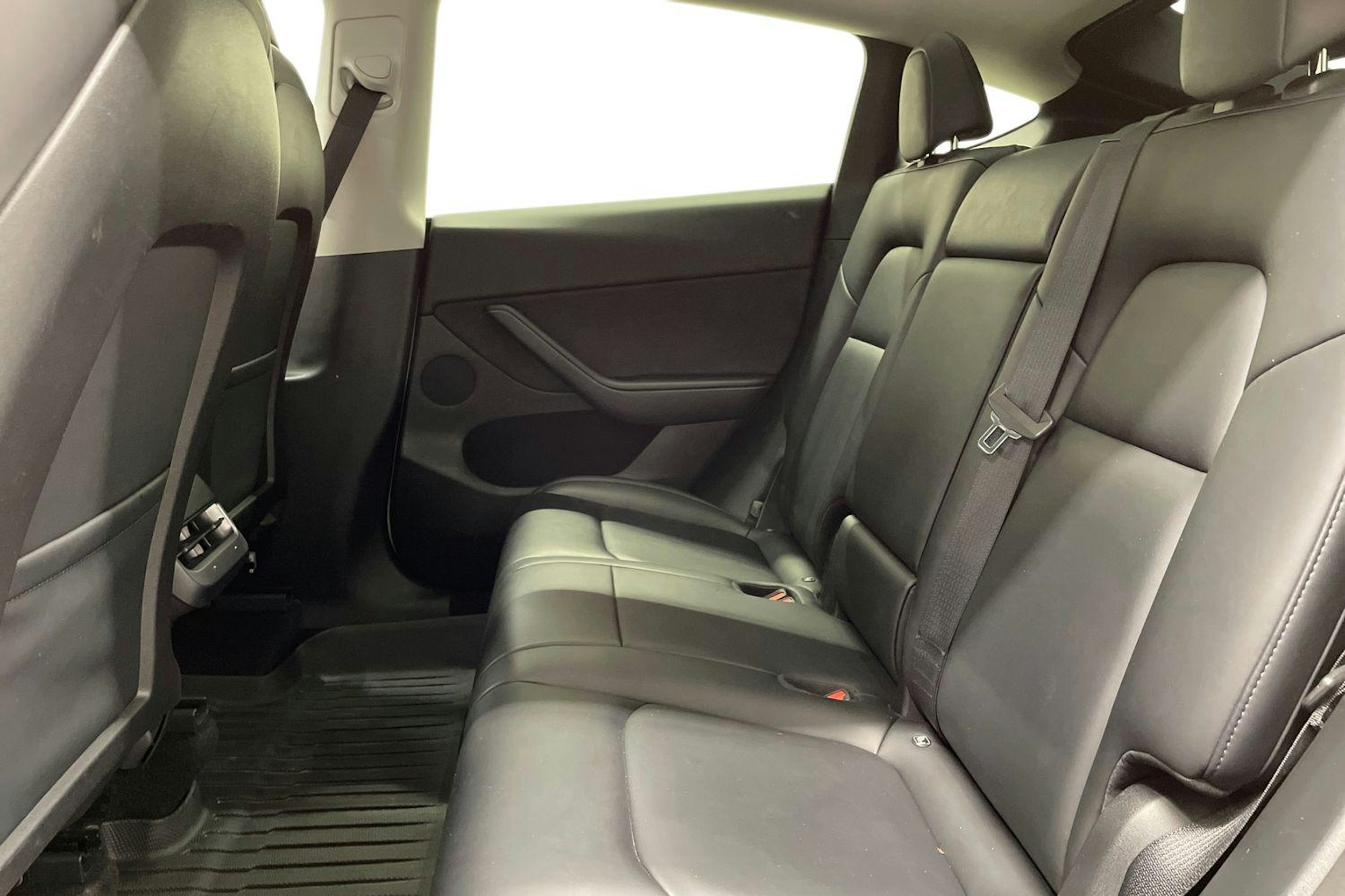 valkoinen Tesla Model Y 2022 kuva 10.