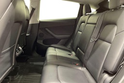 valkoinen Tesla Model Y 2022 kuva 10.