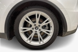 valkoinen Tesla Model Y 2022 kuva 11.