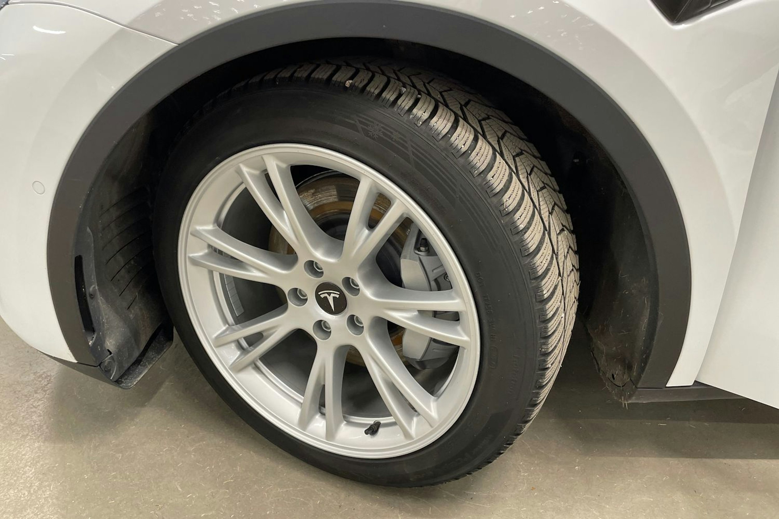 valkoinen Tesla Model Y 2022 kuva 13.