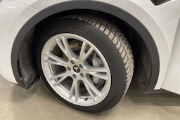 valkoinen Tesla Model Y 2022 kuva 13.