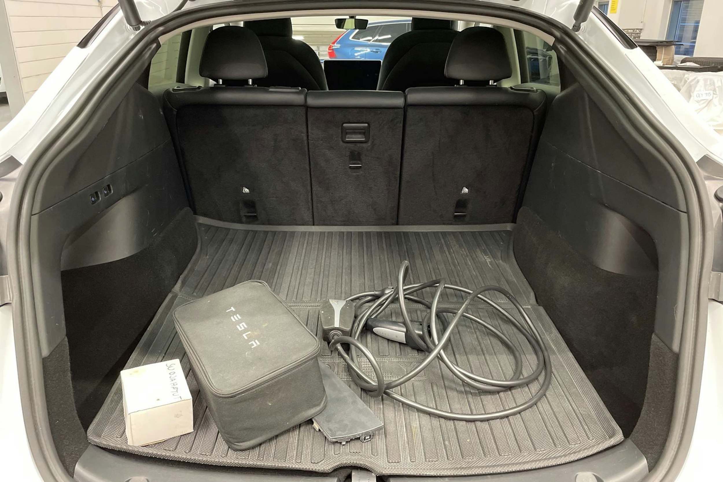 valkoinen Tesla Model Y 2022 kuva 14.