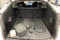 valkoinen Tesla Model Y 2022 kuva 14.