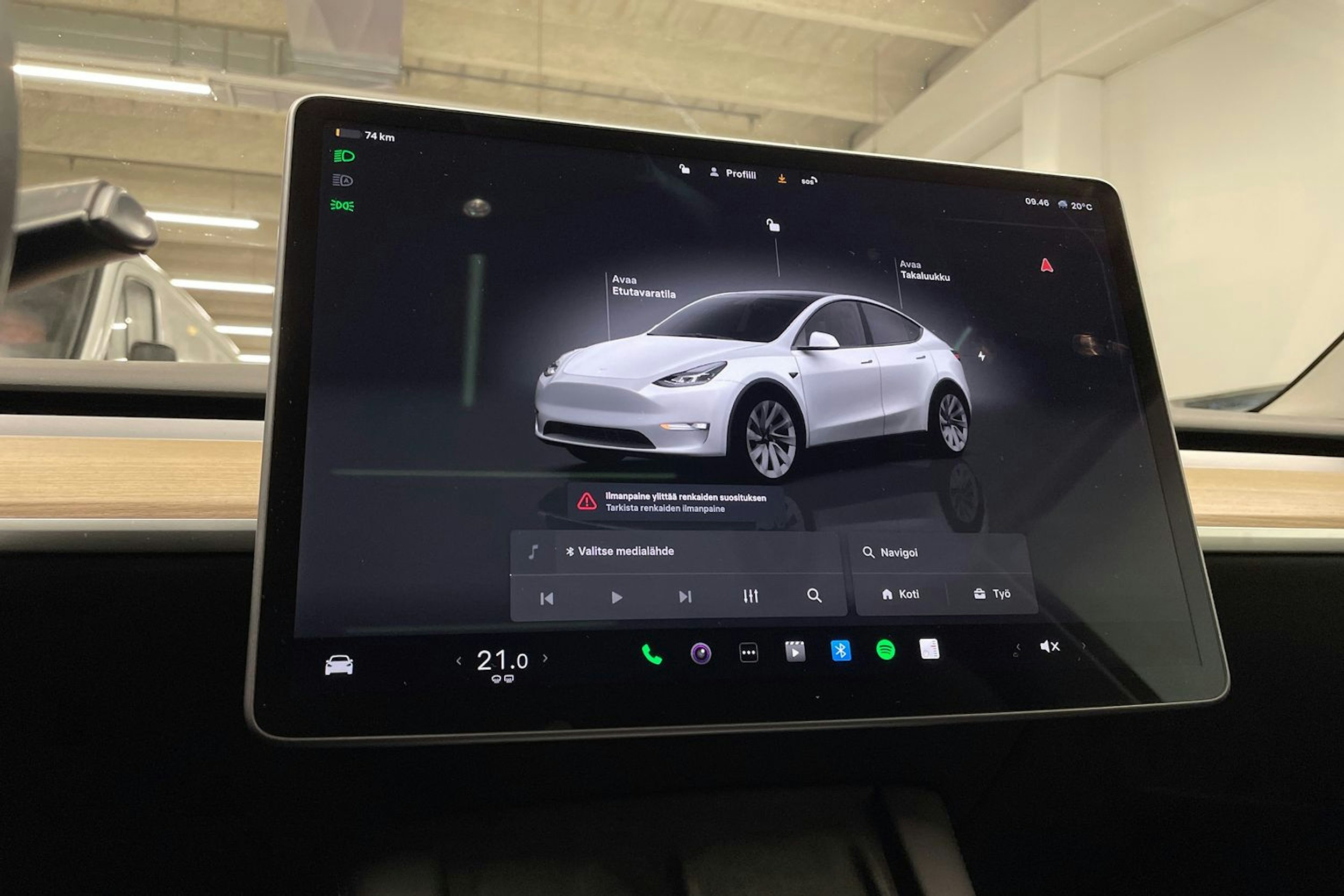 valkoinen Tesla Model Y 2022 kuva 15.