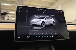 valkoinen Tesla Model Y 2022 kuva 15.