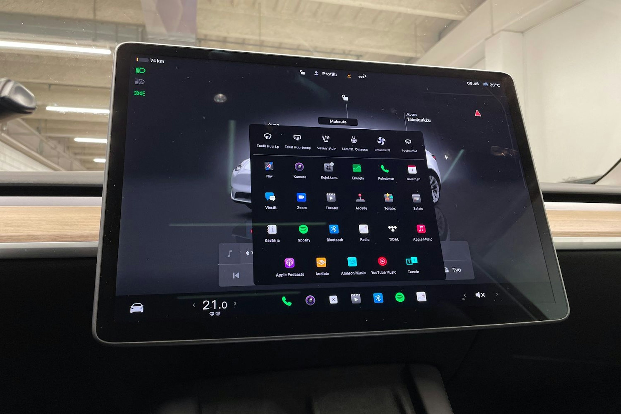 valkoinen Tesla Model Y 2022 kuva 16.