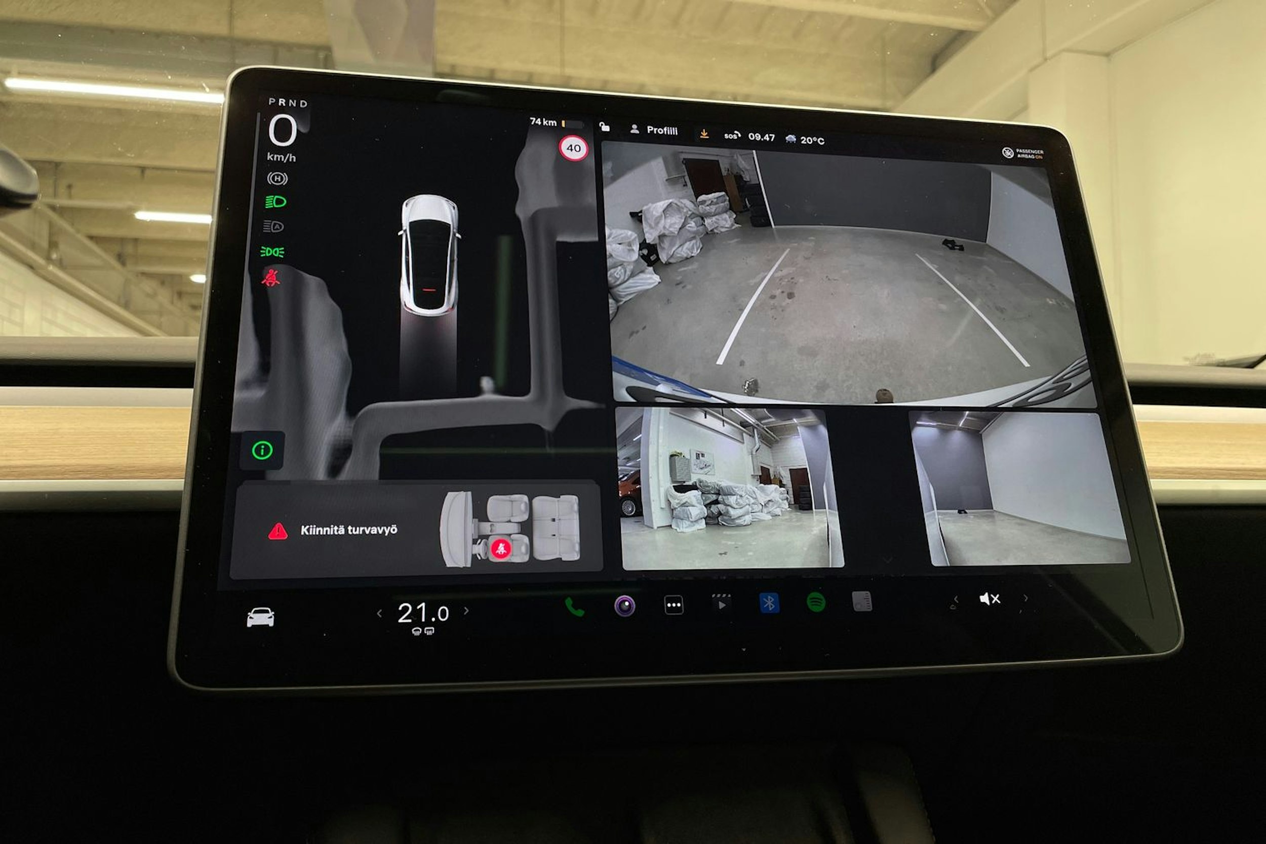 valkoinen Tesla Model Y 2022 kuva 17.