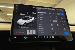 valkoinen Tesla Model Y 2022 kuva 18.