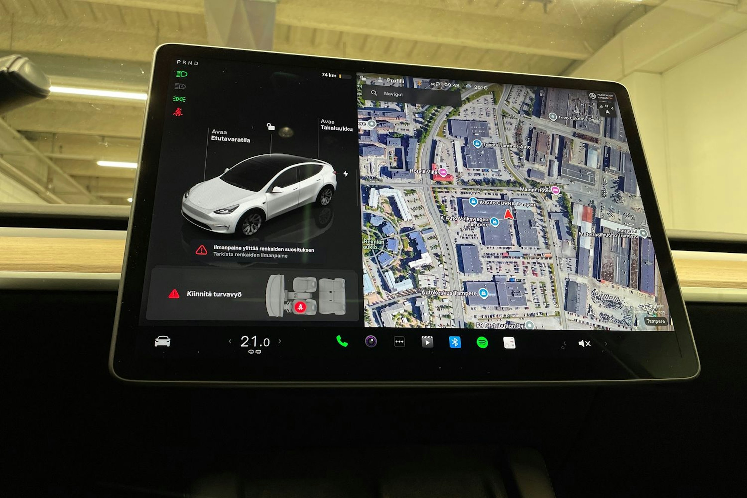 valkoinen Tesla Model Y 2022 kuva 19.