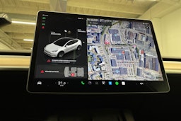 valkoinen Tesla Model Y 2022 kuva 19.