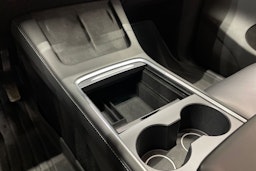 valkoinen Tesla Model Y 2022 kuva 20.