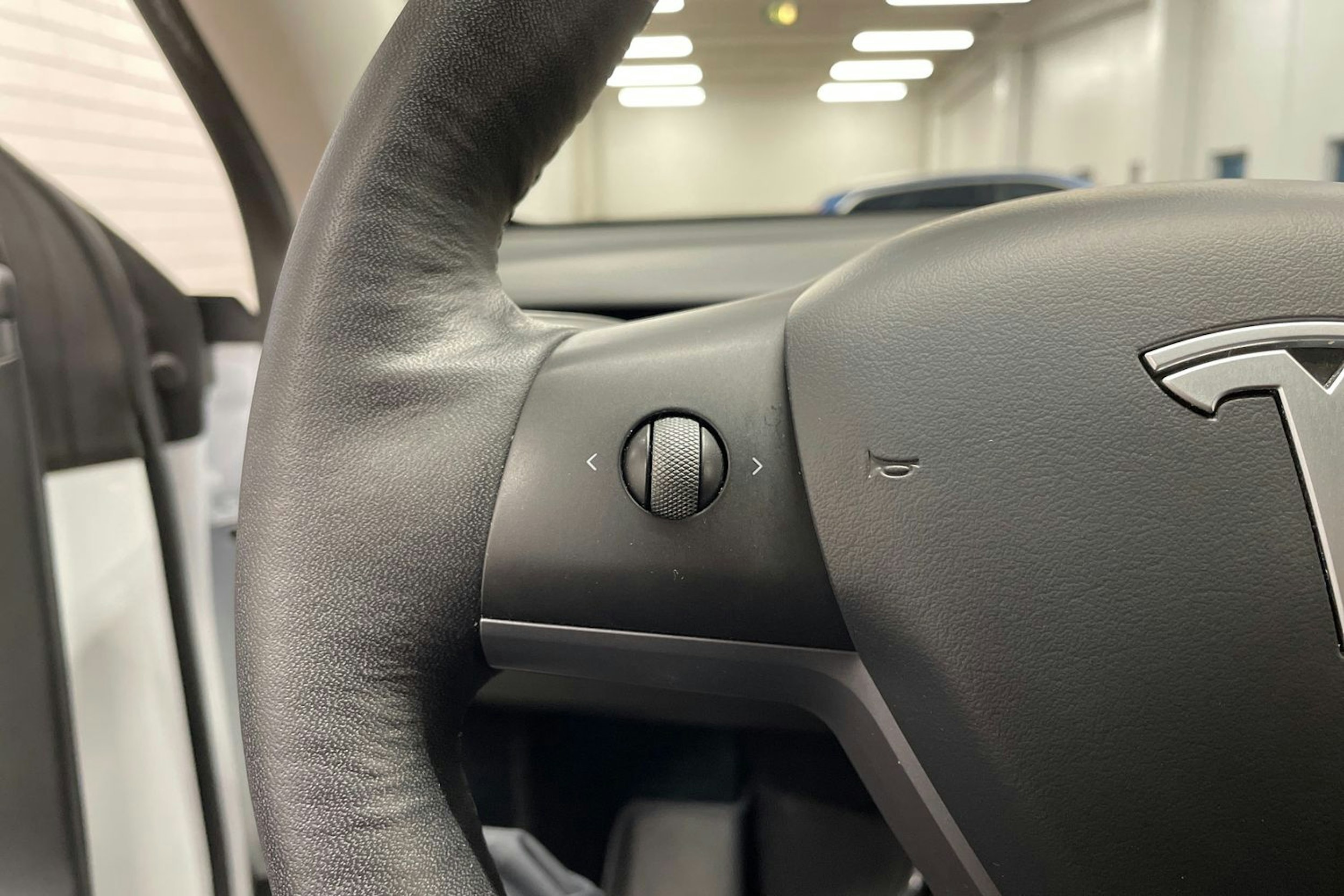 valkoinen Tesla Model Y 2022 kuva 21.