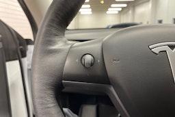 valkoinen Tesla Model Y 2022 kuva 21.