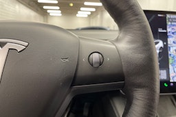 valkoinen Tesla Model Y 2022 kuva 22.