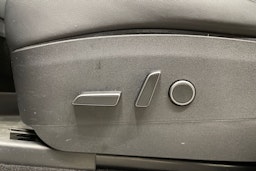 valkoinen Tesla Model Y 2022 kuva 23.