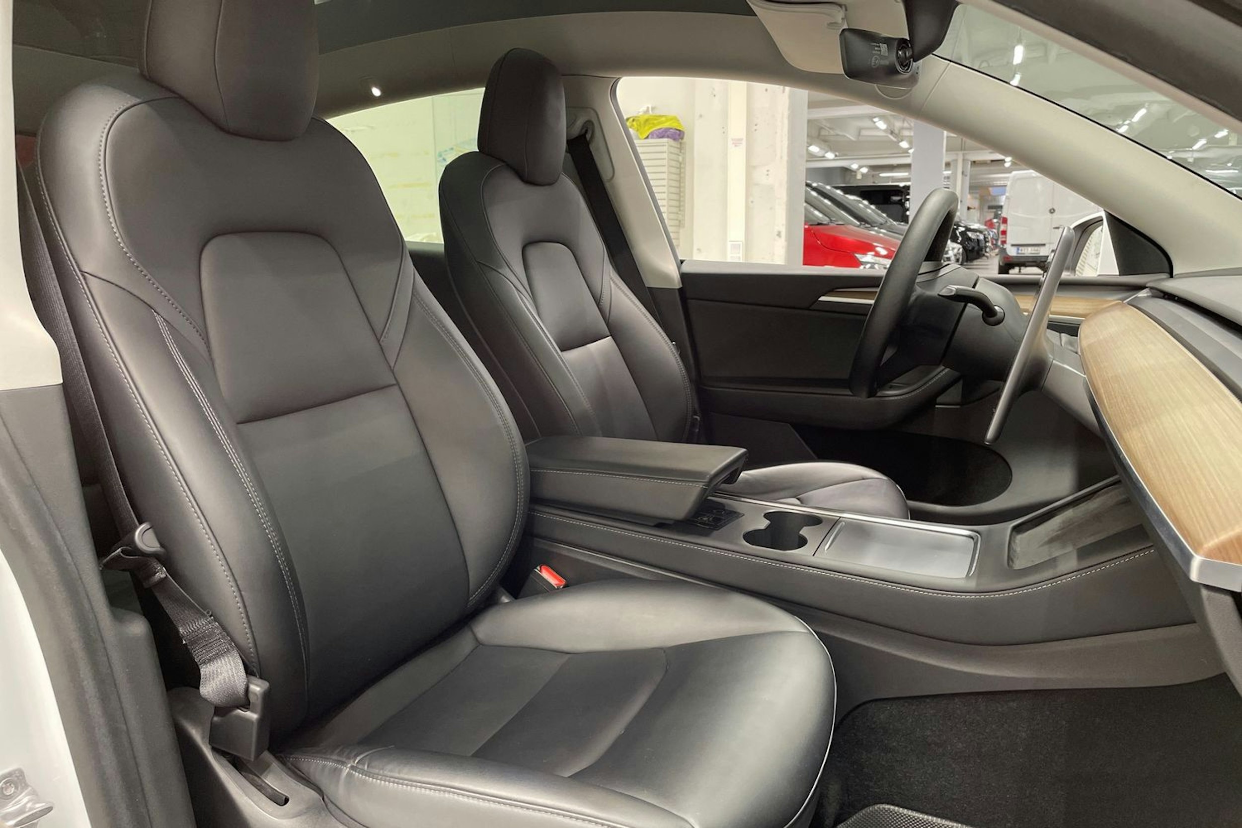 valkoinen Tesla Model Y 2022 kuva 25.