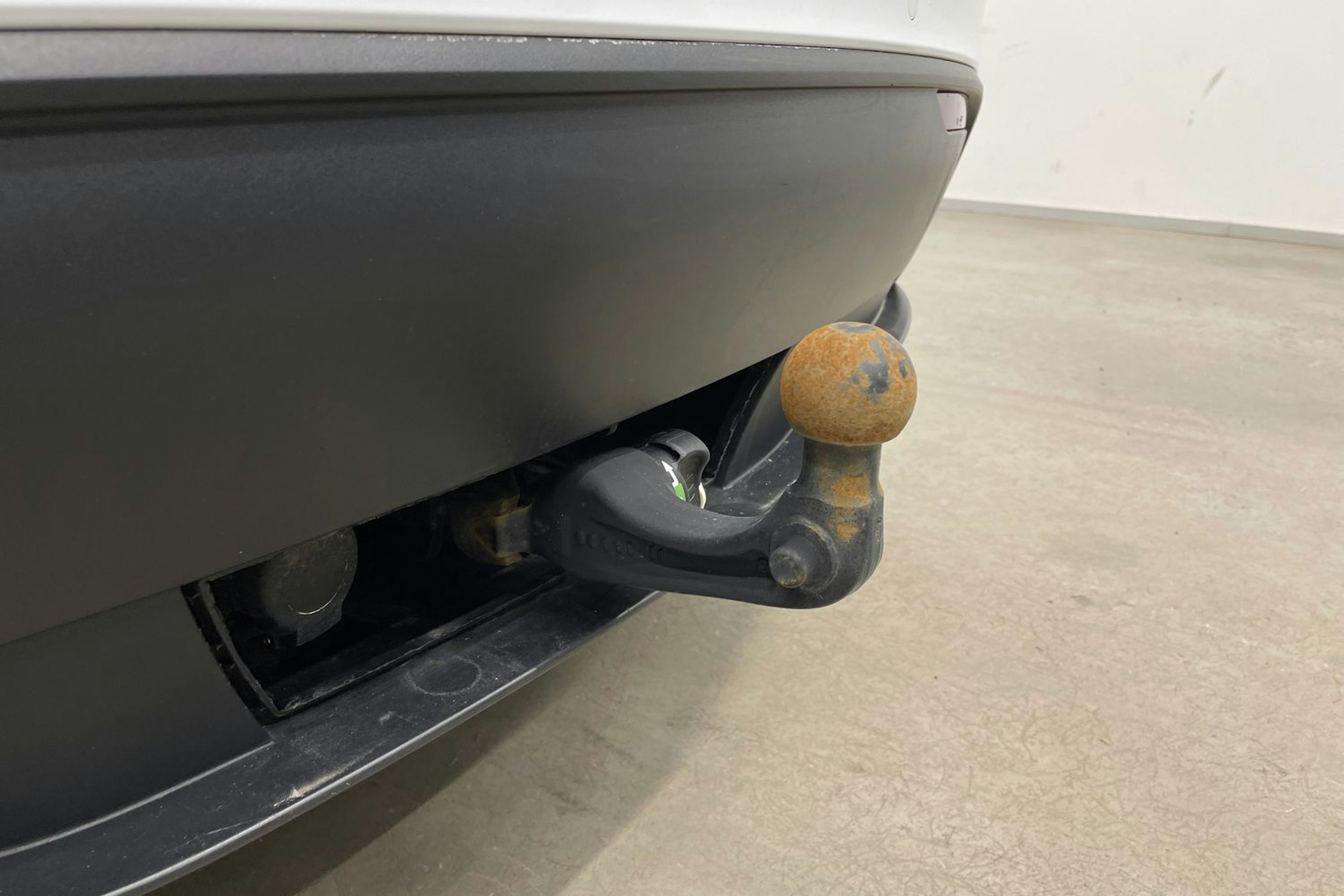 valkoinen Tesla Model Y 2022 kuva 27.