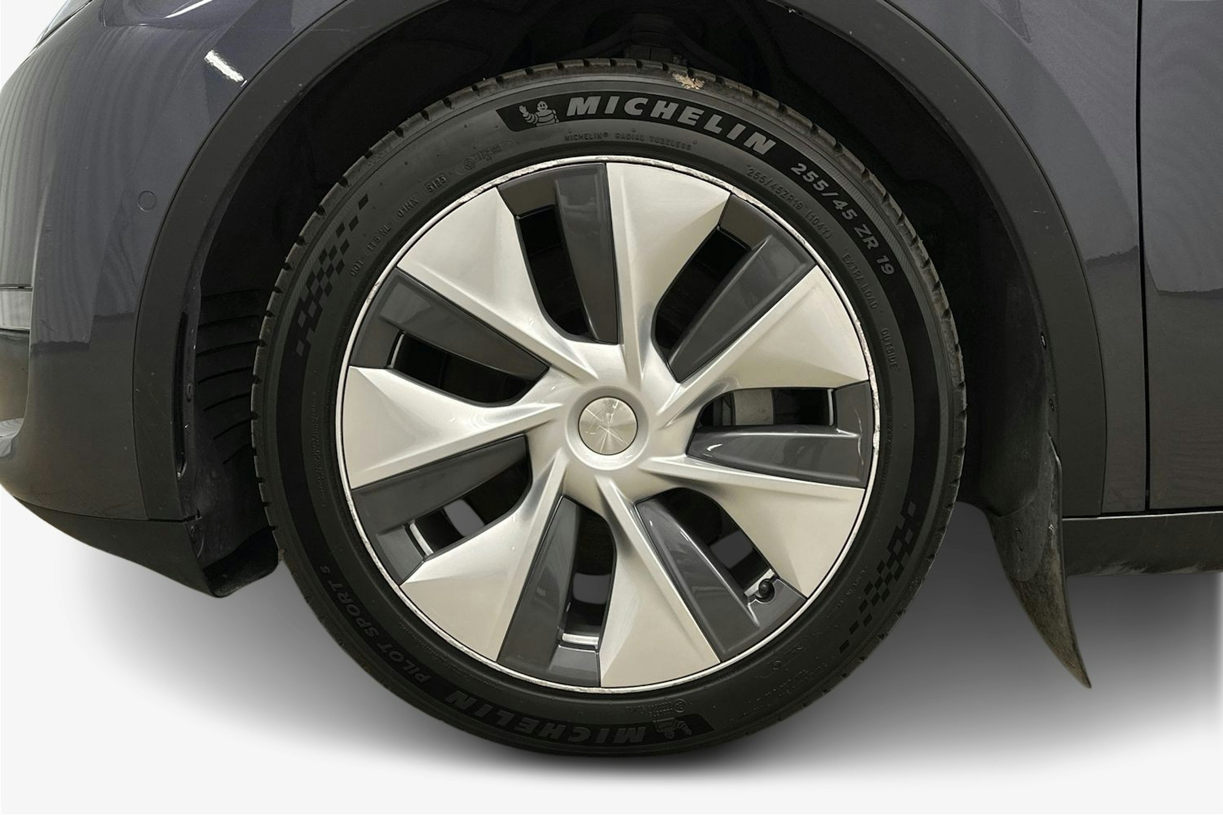 harmaa Tesla Model Y 2022 kuva 11.