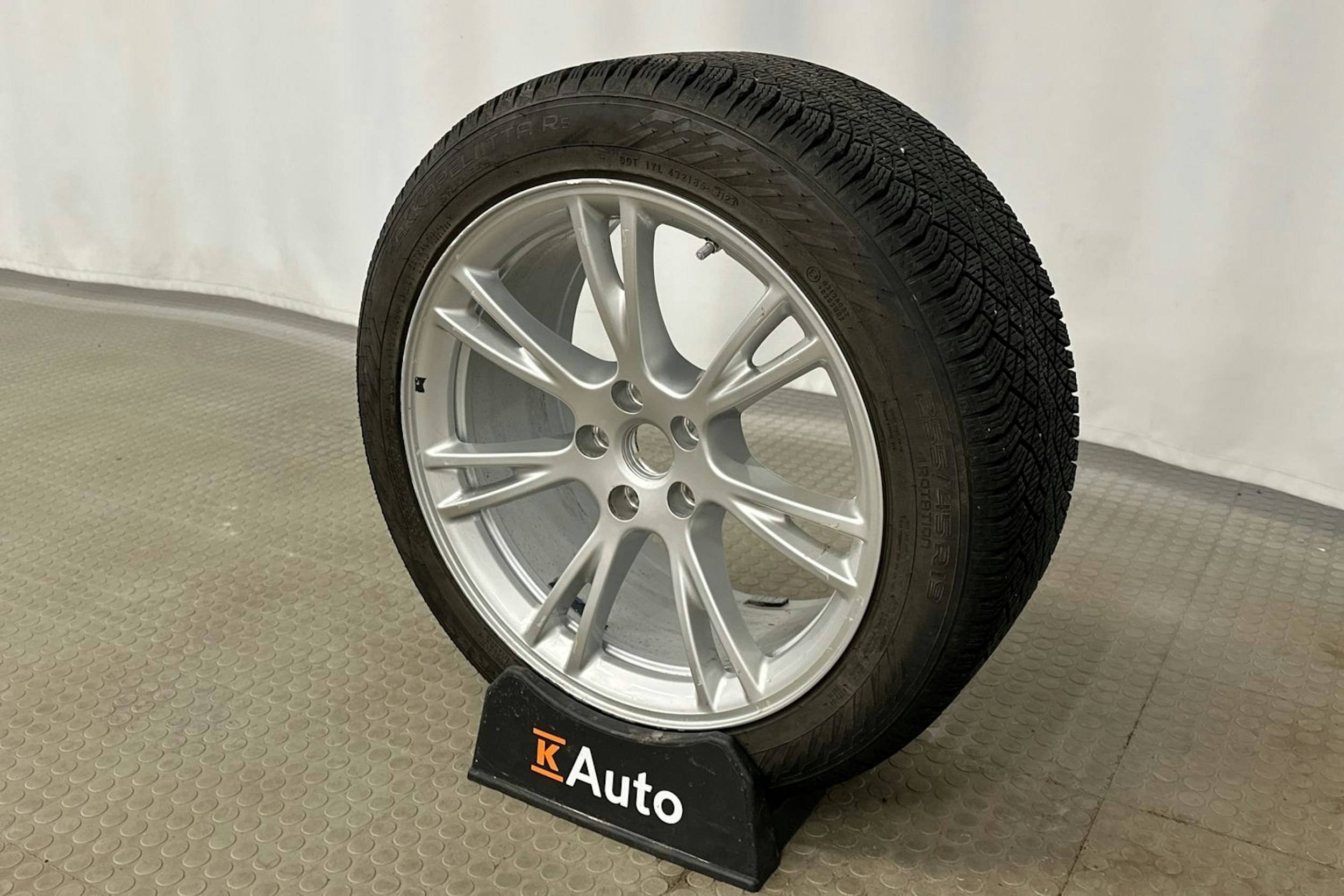 harmaa Tesla Model Y 2022 kuva 13.