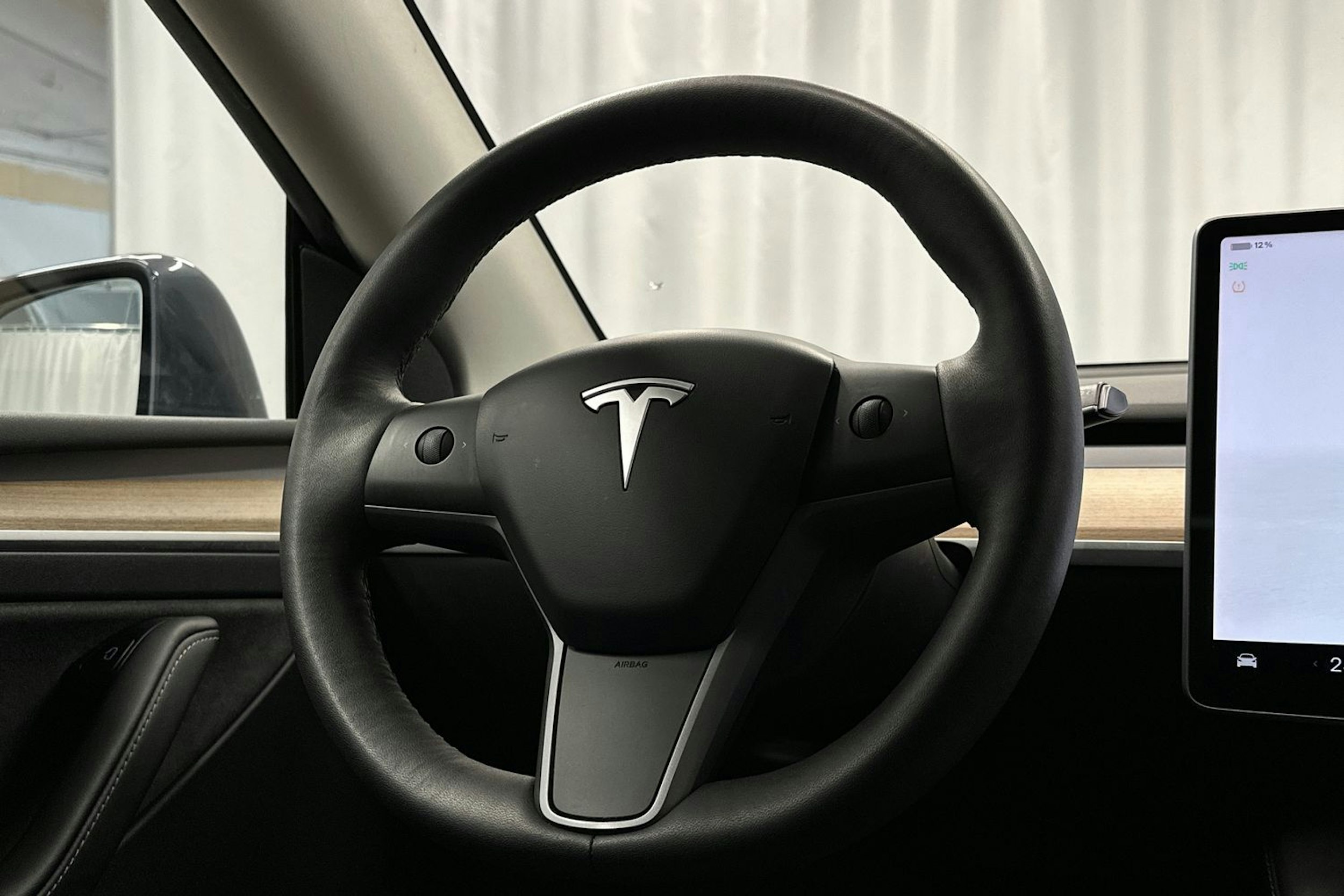 harmaa Tesla Model Y 2022 kuva 16.
