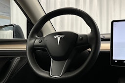 harmaa Tesla Model Y 2022 kuva 16.
