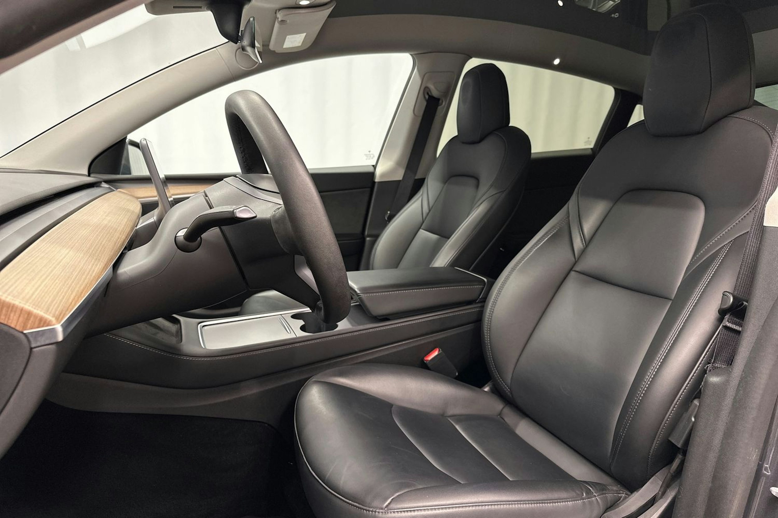 harmaa Tesla Model Y 2022 kuva 17.