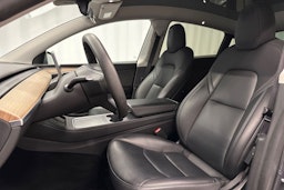harmaa Tesla Model Y 2022 kuva 17.