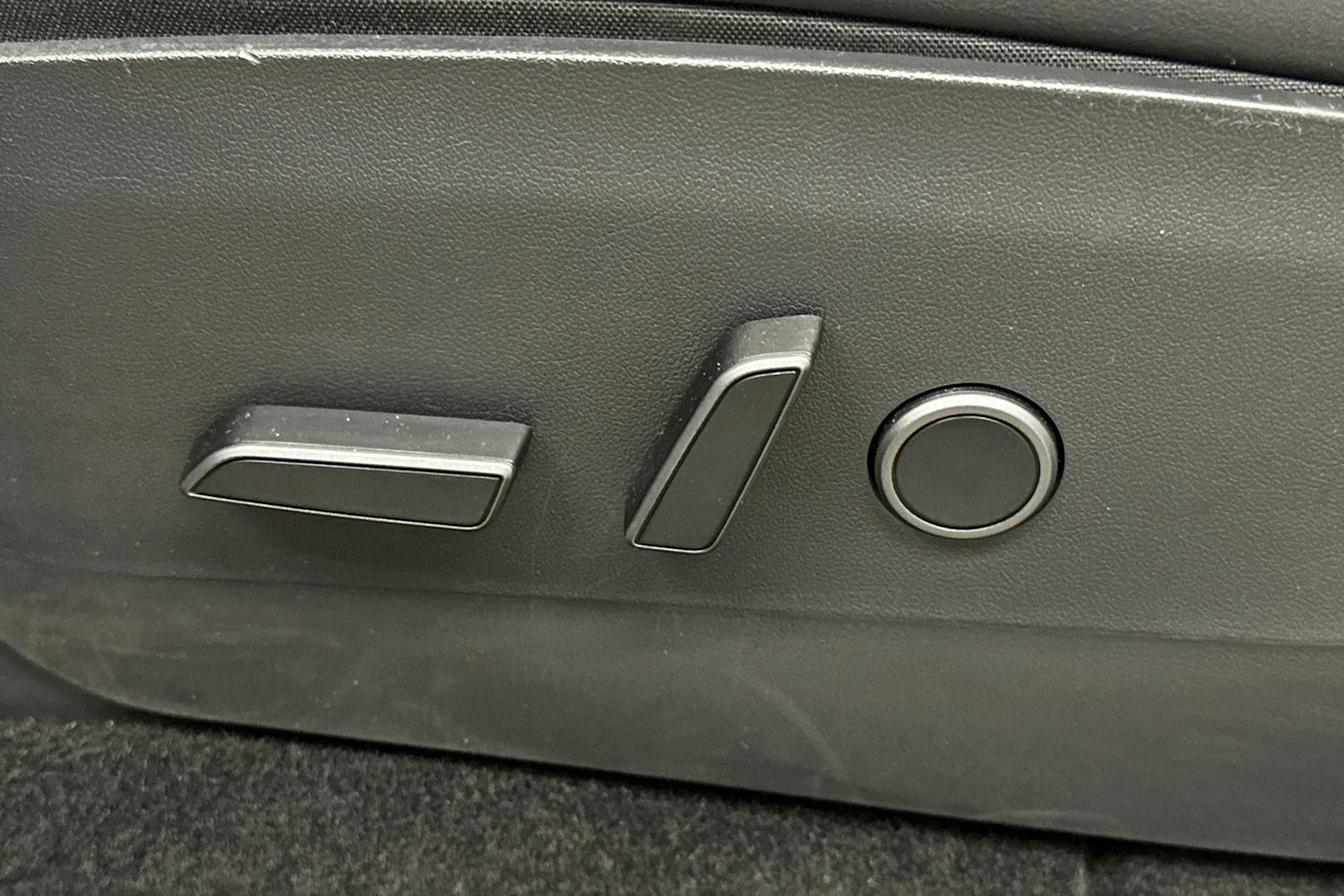harmaa Tesla Model Y 2022 kuva 18.