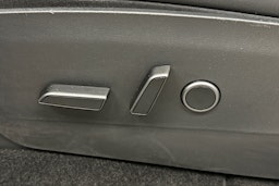harmaa Tesla Model Y 2022 kuva 18.