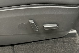 harmaa Tesla Model Y 2022 kuva 19.